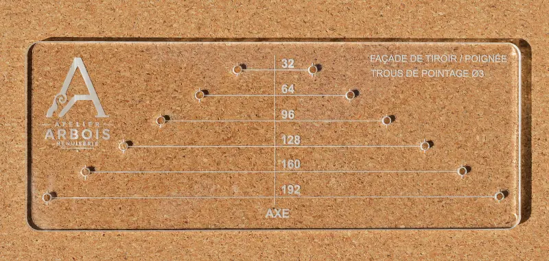 Gabarit de perçage pour façades de tiroirs en acrylique (PMMA)