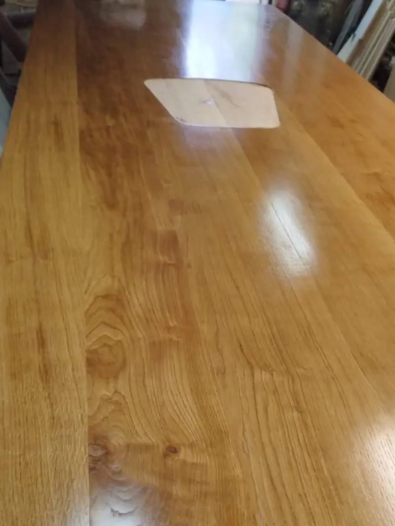 La table reçoit un premier vernissage sans insert